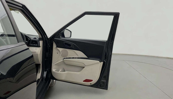 2023 Mahindra XUV300 W6 1.5 Sunroof Diesel, Diesel, Manual, 36,833 km, RHS Front Door