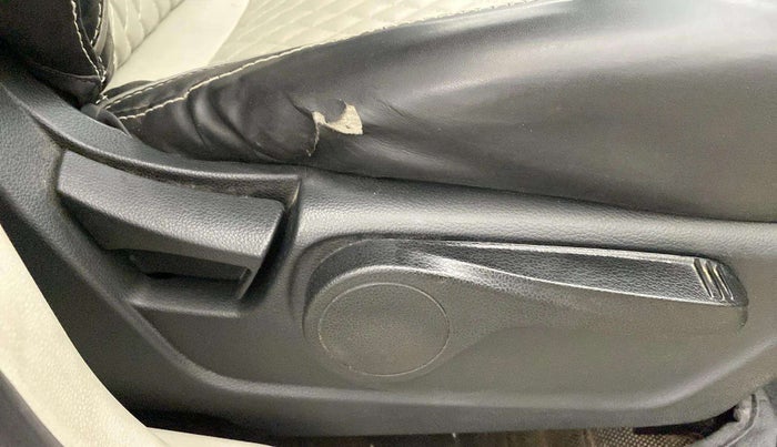 2022 Mahindra XUV300 W8 1.2 PETROL, Petrol, Manual, 50,539 km, Driver Side Adjustment Panel