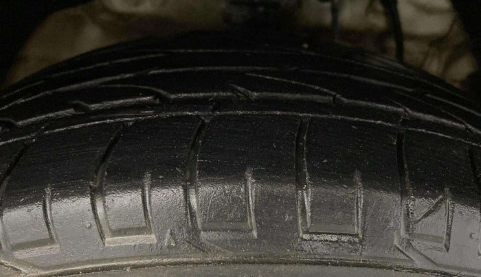2022 Mahindra XUV300 W8 1.2 PETROL, Petrol, Manual, 50,539 km, Right Front Tyre Tread