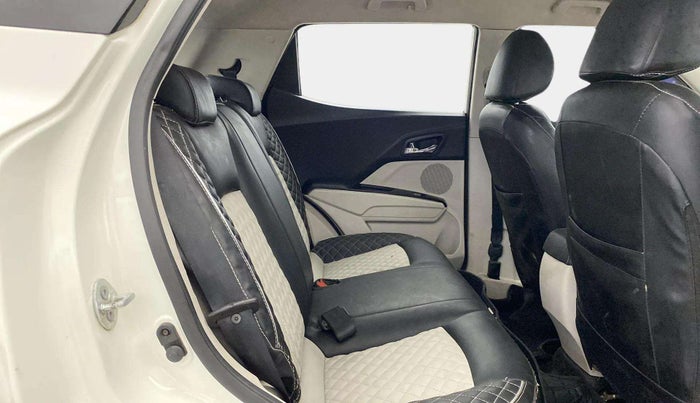 2022 Mahindra XUV300 W8 1.2 PETROL, Petrol, Manual, 50,539 km, Right Side Rear Door Cabin